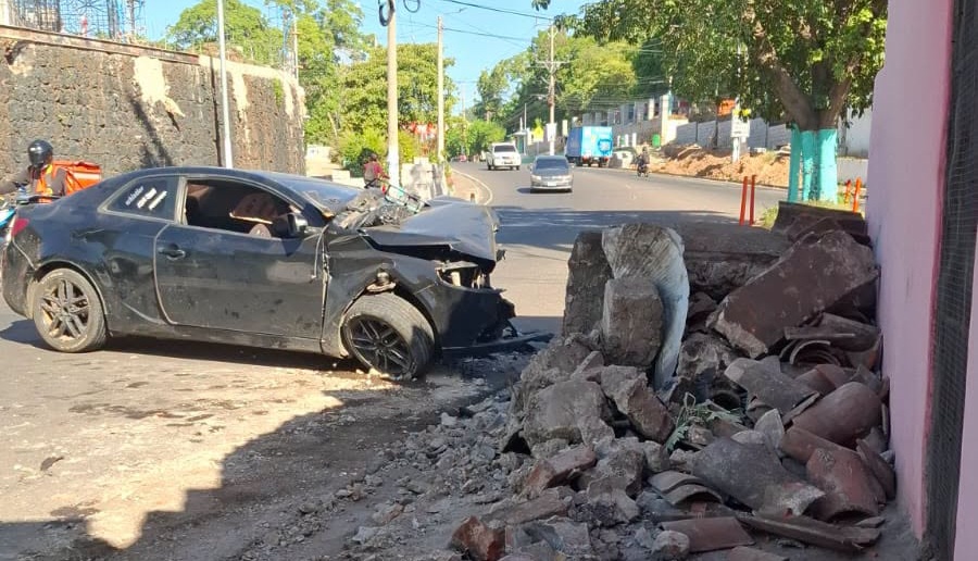 Automovilista queda atrapado entre los hierros retorcidos tras fuerte choque en Usulután