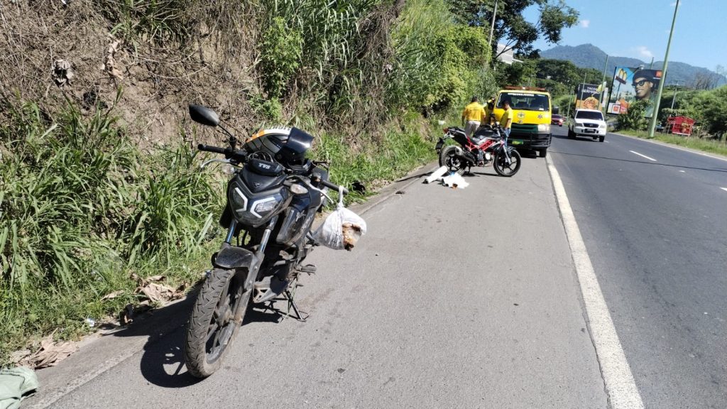 2 motociclistas resultan lesionados tras chocar entre ellos en la carretera de Oro