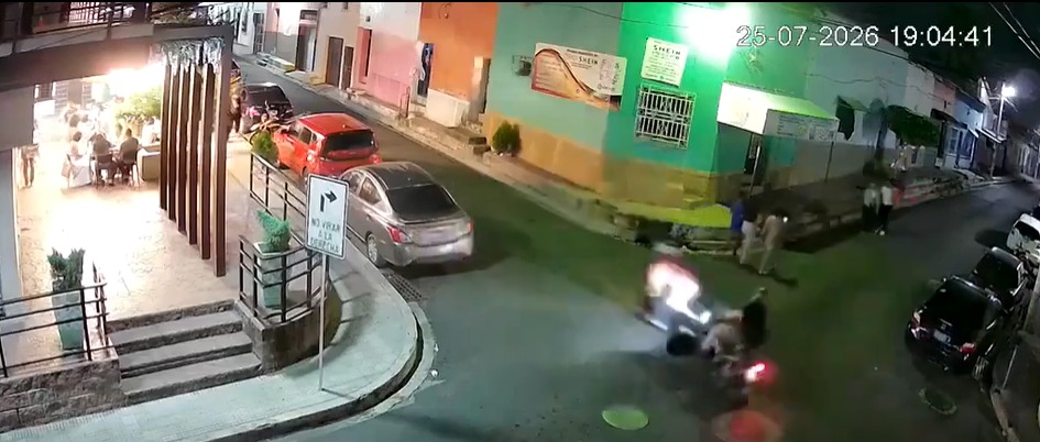 VIDEO: irrespeto a la señal de alto provoca choque entre 2 motociclistas en Chalchuapa