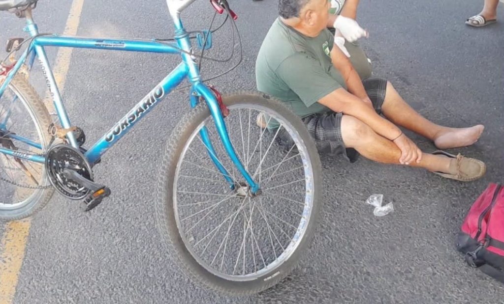 Motociclista y ciclista resultan lesionados tras chocar entre sí en la carretera Litoral
