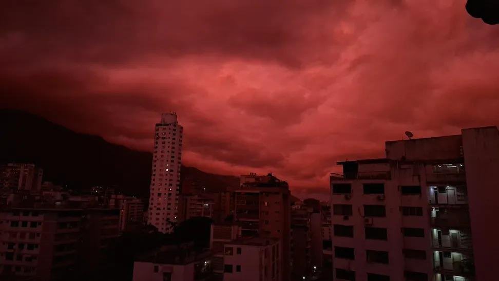 Viralizan imágenes del cielo de Caracas, Venezuela, teñido de color rojo