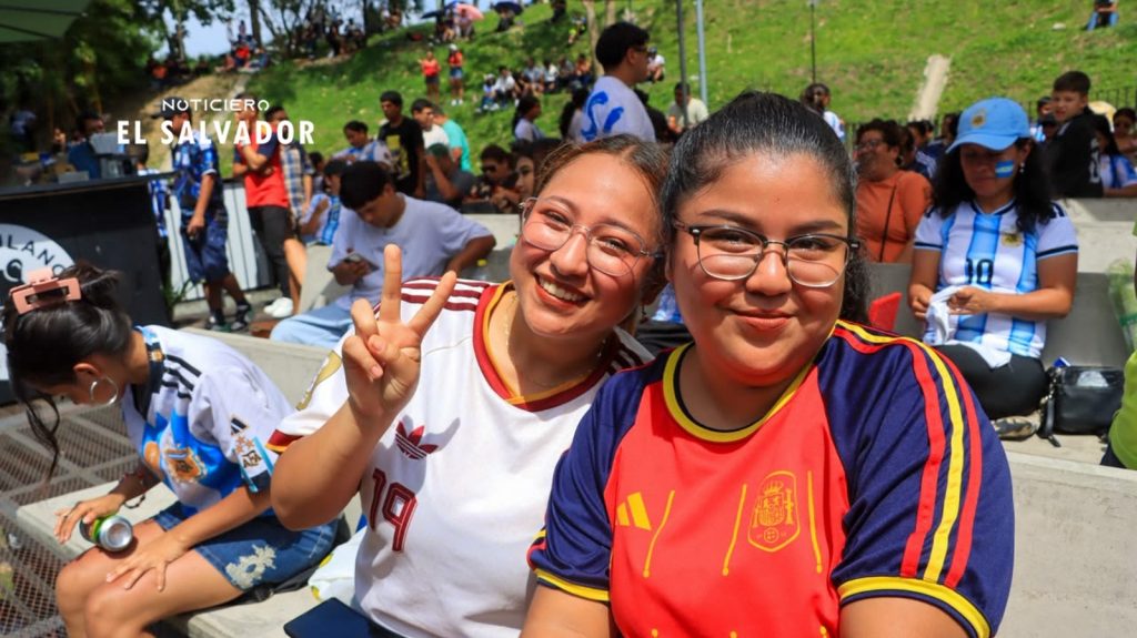 Salvadoreños disfrutaron la final de la Copa del Mundo en el cine al aire libre
