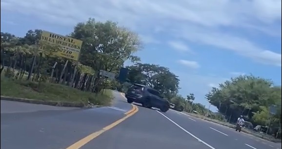 Denuncian a más conductores que circulan en sentido contrario en el bypass de Usulután