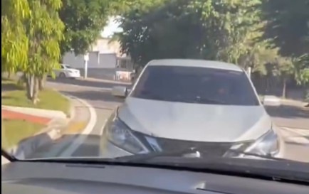 Denuncian a conductora que circulaba en sentido contrario dentro de redondel