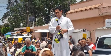 VIDEO: sacerdote se moderniza y lanza agua bendita con hidrolavadora