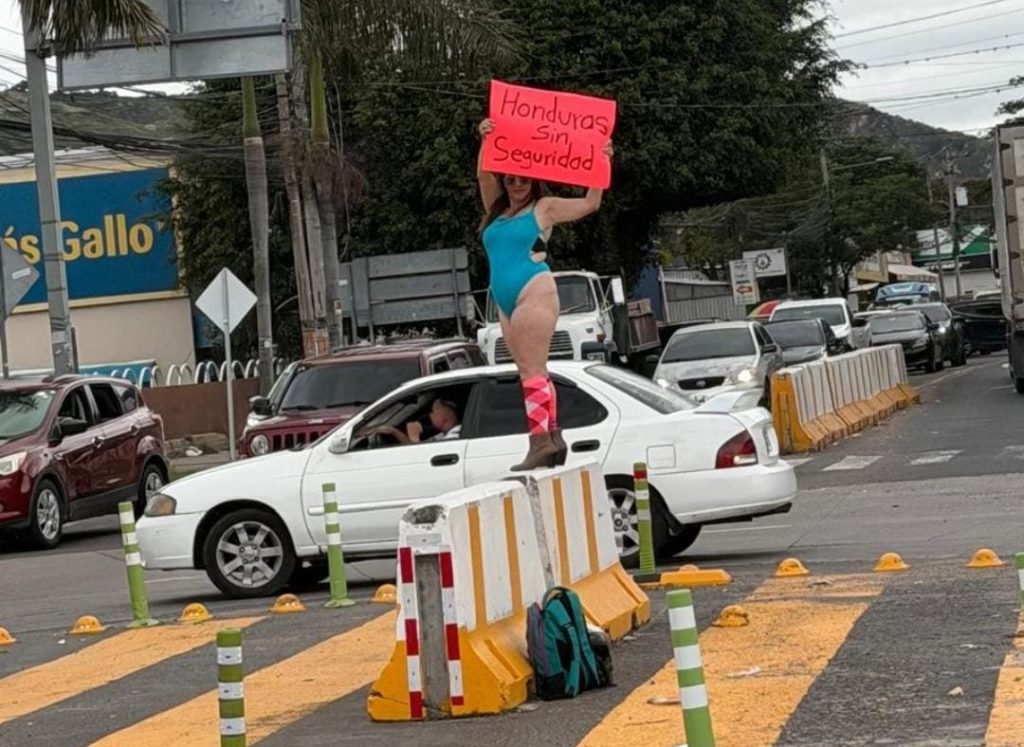 Hondureña denuncia la inseguridad que se vive en su país de forma muy peculiar
