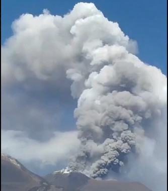Captan impresionante erupción del Monte Etna en Italia