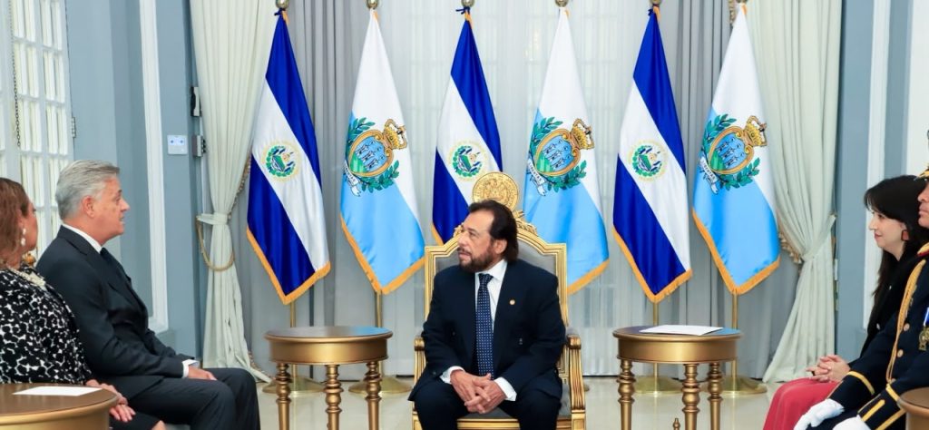 Vicepresidente Ulloa recibe cartas credenciales de nuevos embajadores