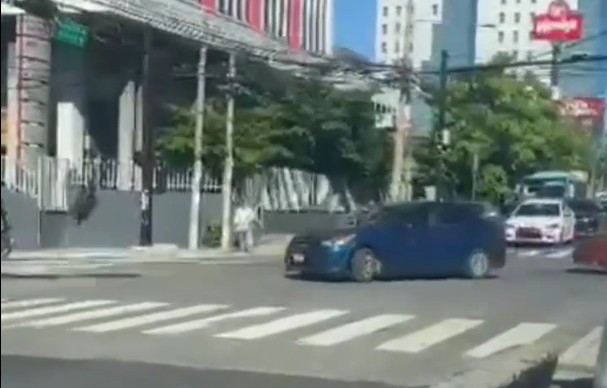 Piden los “3 Doritos Después” para automovilista que hizo un giro prohibido