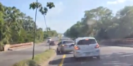 Captan a 2 automovilistas haciendo un giro prohibido en el bypass de Usulután