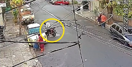 Capta a motociclista recogiendo una billetera con dinero en efectivo y piden que la devuelva