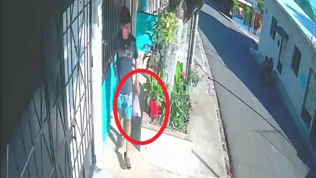 Captan a joven robando una bolsa de pan francés