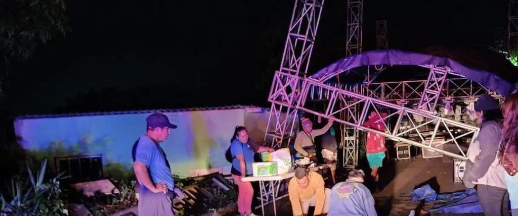 Auxilian a sujeto que cayó desde la estructura del techo de una discomóvil