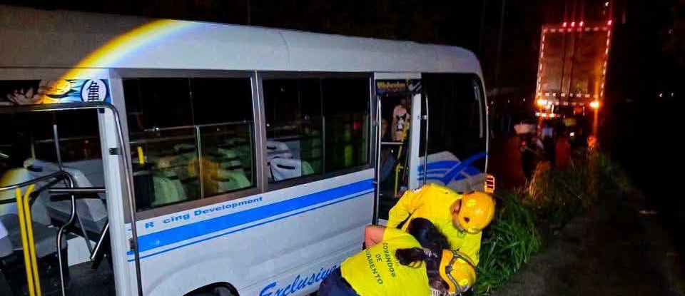 Varios pasajeros de microbús de la ruta 140 resultan lesionados tras chocar contra rastra