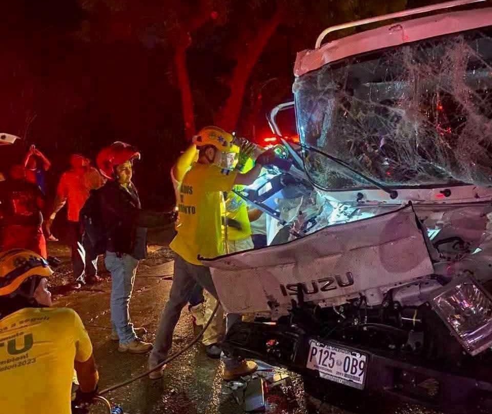 2 personas quedan atrapadas entre los hierros retorcidos de camión tras chocar contra rastra