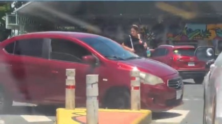 Piden los “3 Doritos Después” para conductora que hizo un giro sobre le paso peatonal