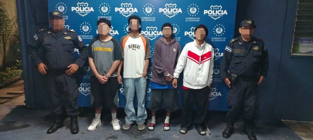 Capturan a 4 menores de edad por posesión de “hierba seca”