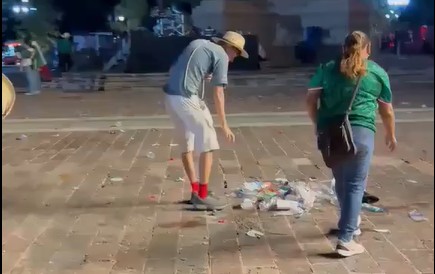 Imitando a Japón: mexicanos recogen basura en alrededores del estadio tras ser eliminados