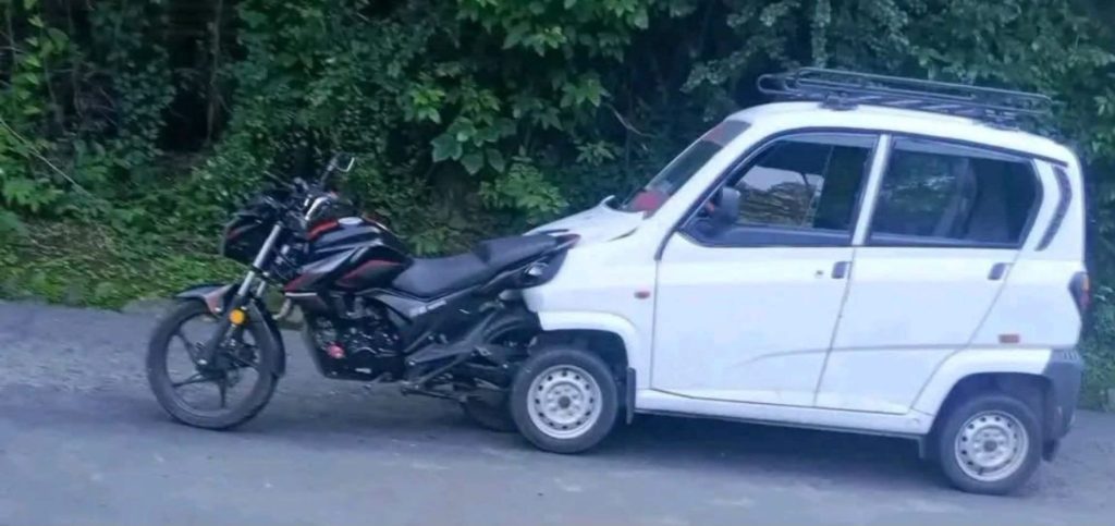 Motocicleta y Qute quedan atorados después de chocar