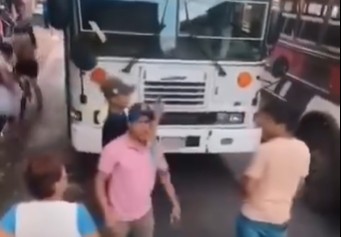 Captan a dos buseros agarrándose a golpes en plena calle en San Miguel