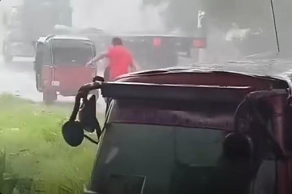 Viralizan video de mototaxi siendo arrastrado por correntada tras tormenta en Guatemala