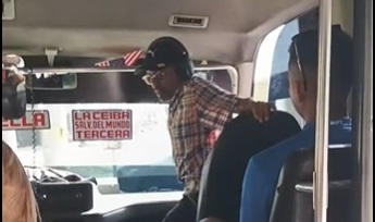Captan acalorada discusión entre pasajero y microbusero