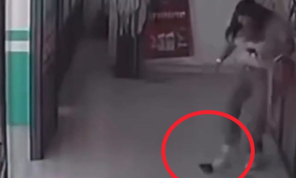 Chica se vuelve viral tras sacar a una rata de un tienda con una impresionante patada