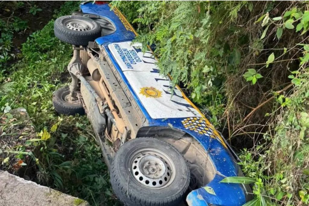 Un policía fallecido y 9 heridos es el saldo luego que una patrulla cayó en un barranco en Guatemala