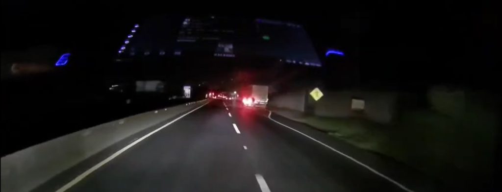 Este es el instante preciso cuando pick up choca contra furgón estacionado en Sonsonate