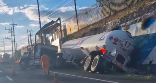 Pipa de gas se encuneta en la carretera a Sonsonate generando tráfico pesado en la zona