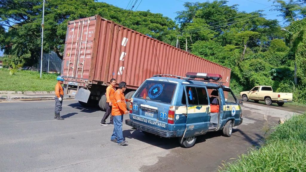 Contenedor se desprende de cabezal en el redondel El Sauce, Santa Ana