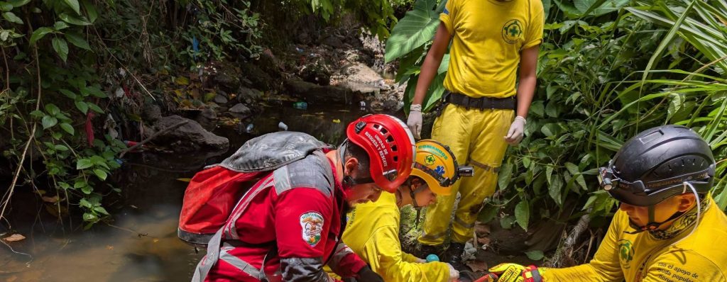 Rescatan a abuelito que cayó de un puente al fondo de una quebrada en Quezaltepeque