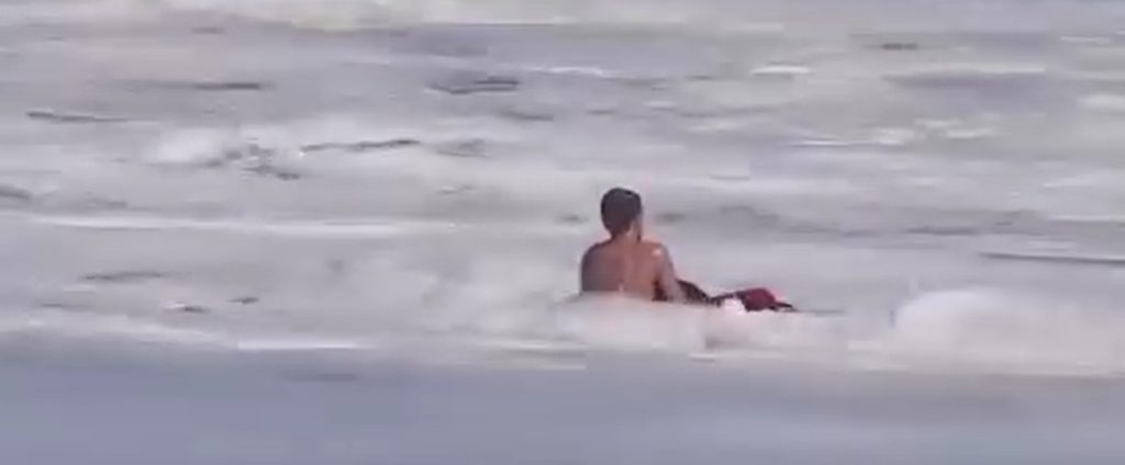 Captan dramático rescate de un niño que era arrastrado por una corriente marina