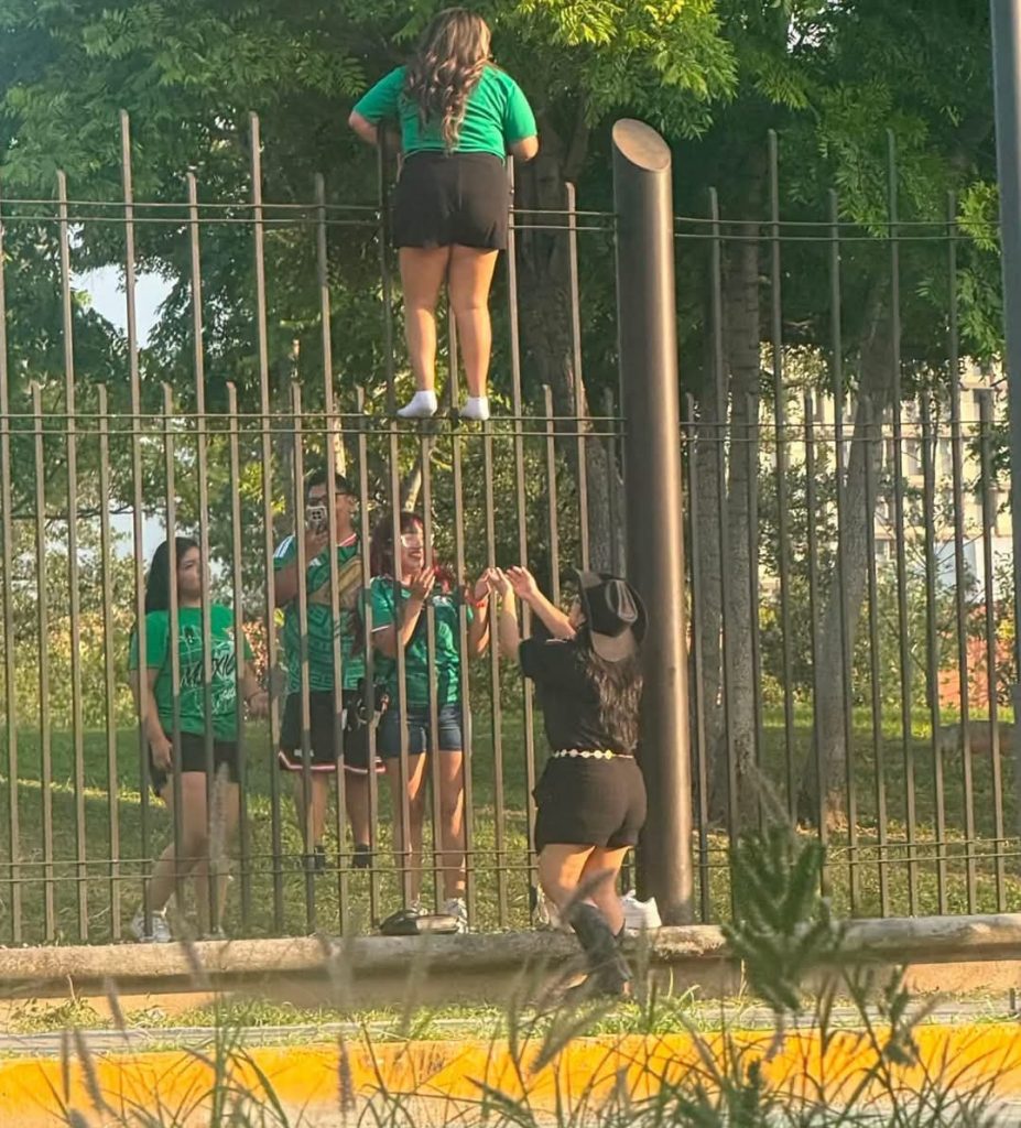 Aficionada queda atorada en la reja tras intentar entrar al Fan Fest en Monterrey, México