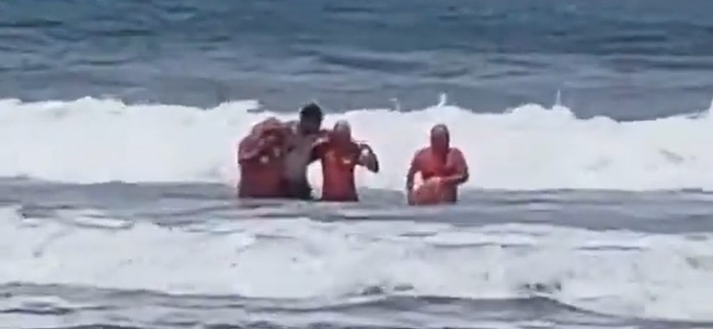 Rescatan a bañista arrastrado por corriente en la playa Mizata