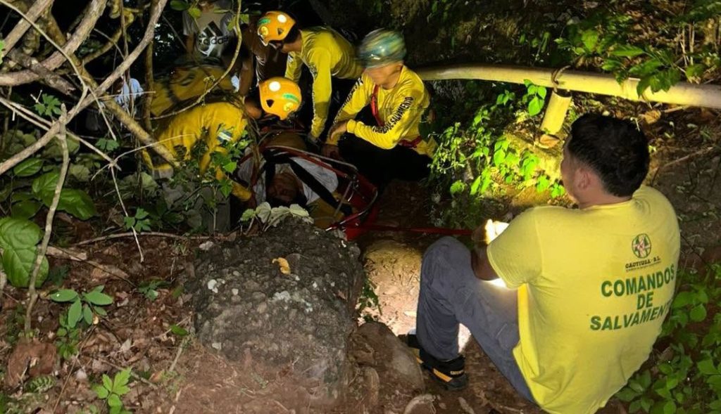 Rescatan a hombre con problemas mentales que cayó al fondo de la Poza Clara, Cabañas