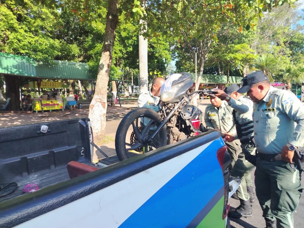 Retiran motocicleta abandonada a un costado del parque San Martín, Santa Tecla