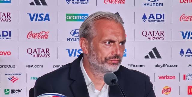 Terrible noticia: DT de R.D. El Congo se entera en conferencia de prensa sobre el fallecimiento de su padre