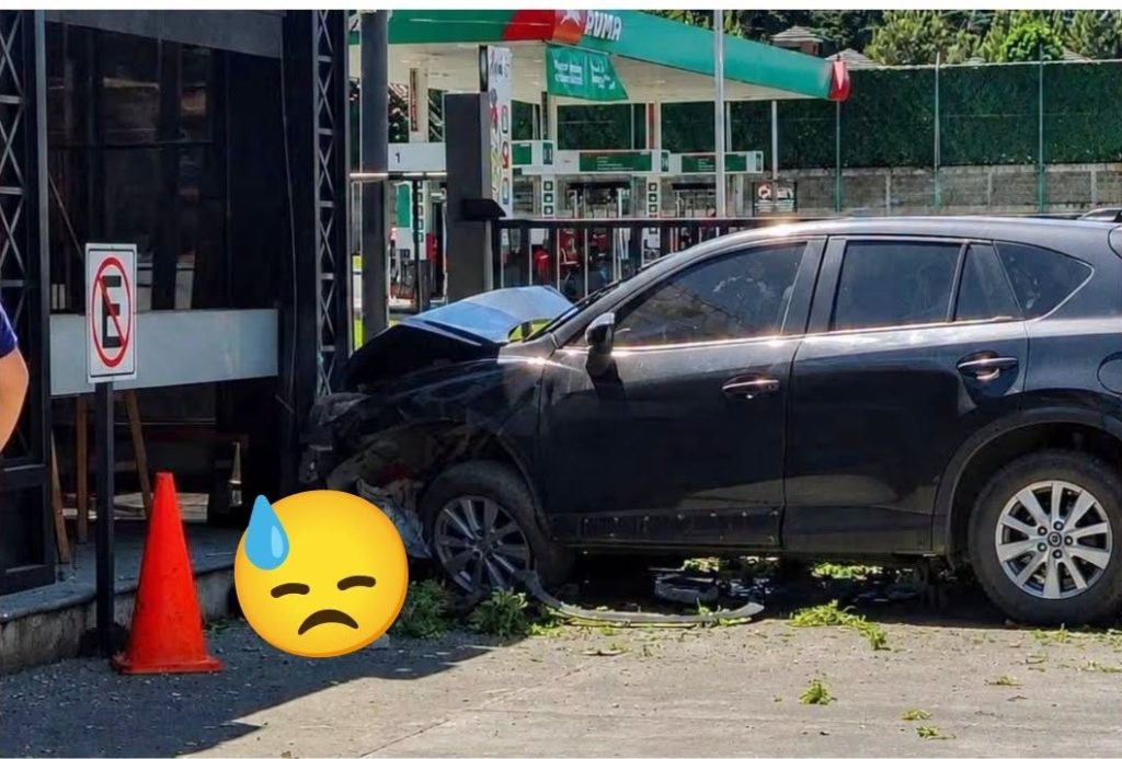 Automóvil se sale de la calle y embiste a guardia de seguridad de centro comercial en Guatemala