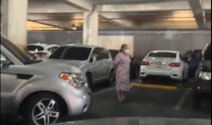 Señora que reservaba un espacio de estacionamiento se viraliza tras hacer retroceder a un “Killer Soul”