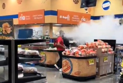 VIDEO: sujeto forcejea con vigilantes de supermercado y escapa utilizando el extintor de incendios 