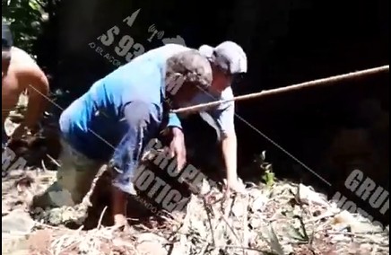 Rescatan a tractorista que cayó al fondo de un barranco en Izalco