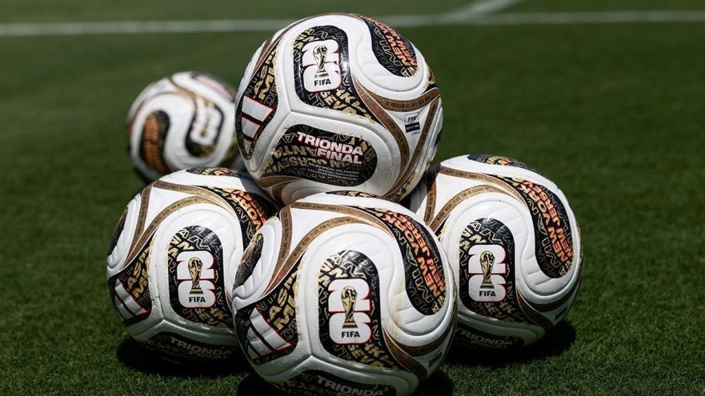 Selección de España entrena con el balón diseñado especialmente para la etapa de semifinales
