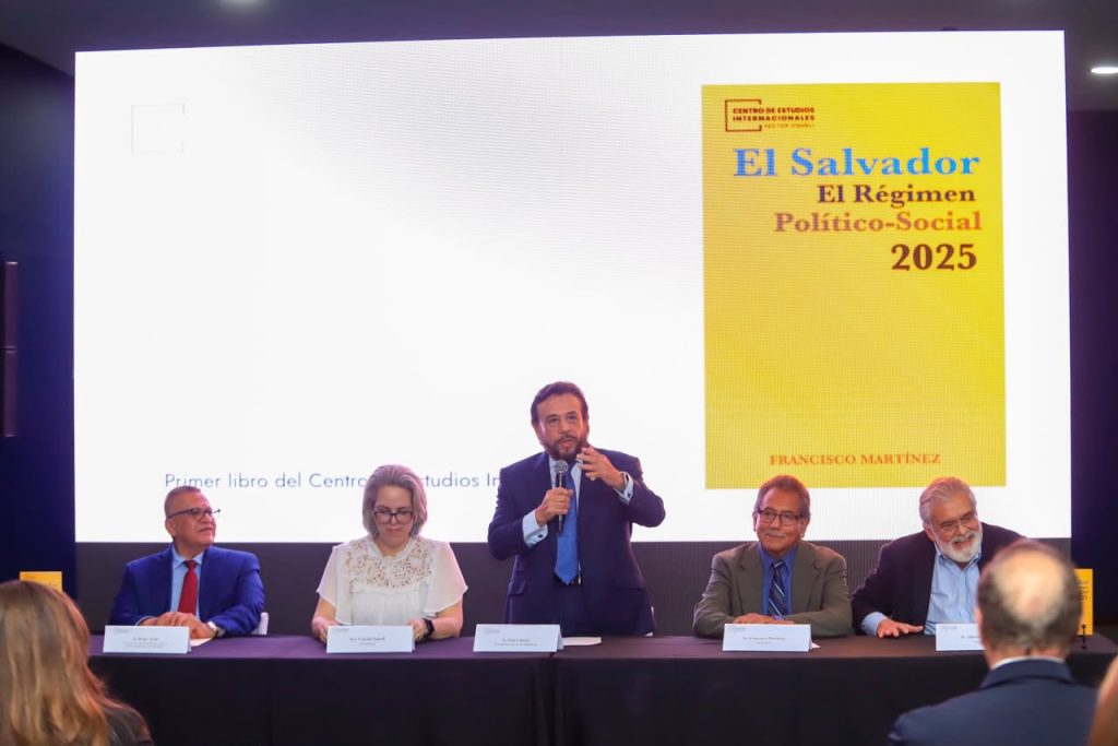 Vicepresidente Ulloa participa en la presentación de libro sobre las transformaciones implementadas en el país 