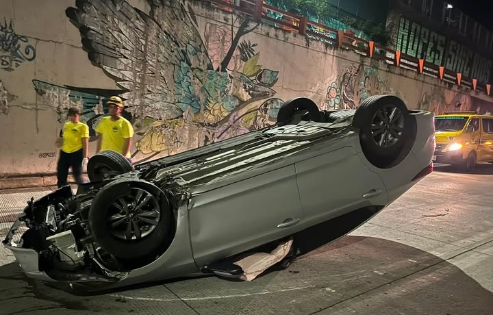 3 personas resultan lesionadas en aparatoso accidente en el paso a desnivel del bulevar Constitución