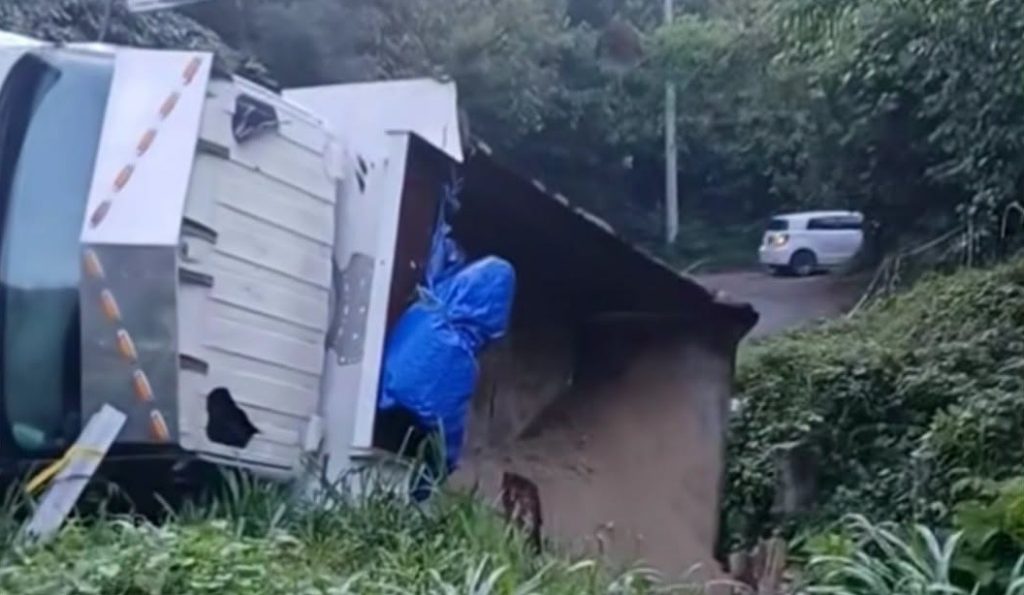 Tuberías de agua evitan que camión de volteo cayera al precipicio tras volcar en Santiago Texacuangos