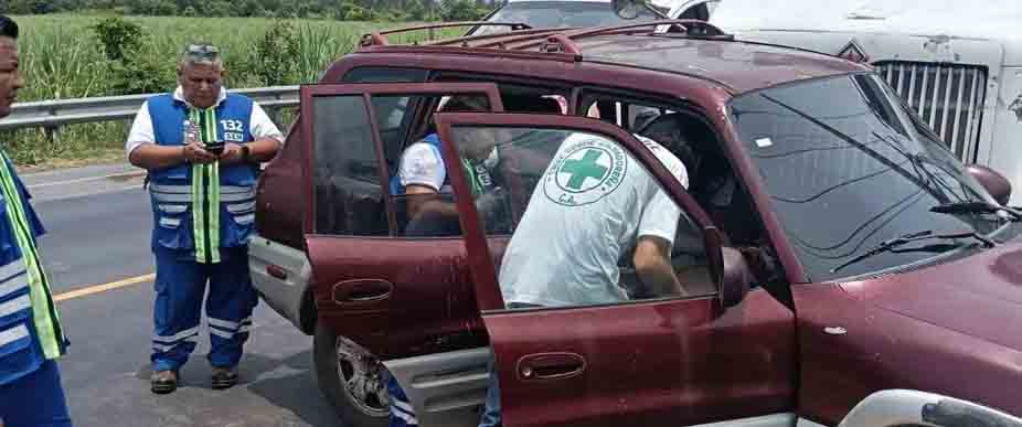 Conductores resultan lesionados tras accidentarse en redondel Claudia Lars