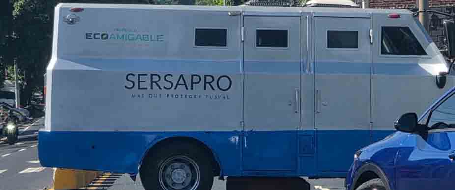 Conductor de automóvil blindado se atasca en separador y provoca accidente