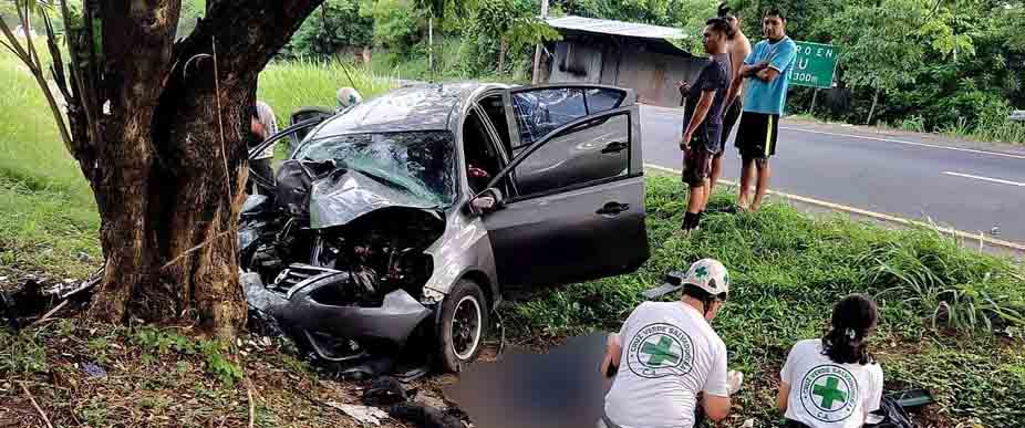 3 Lesionados, entre ellos una mujer embarazada, se accidentan tras impactar contra un árbol