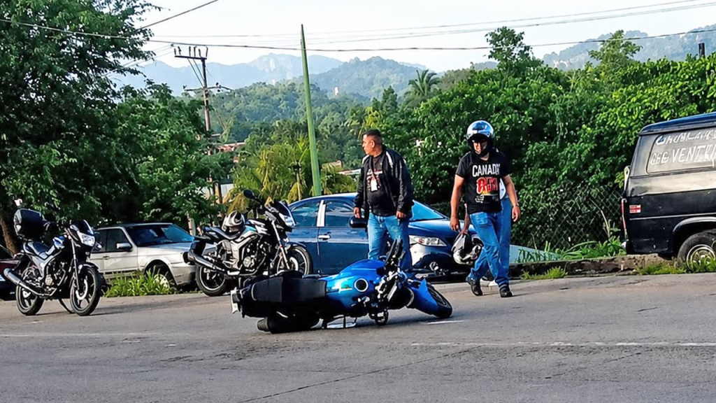 Reportan colisión entre motociclista y una coaster en la Troncal del Norte